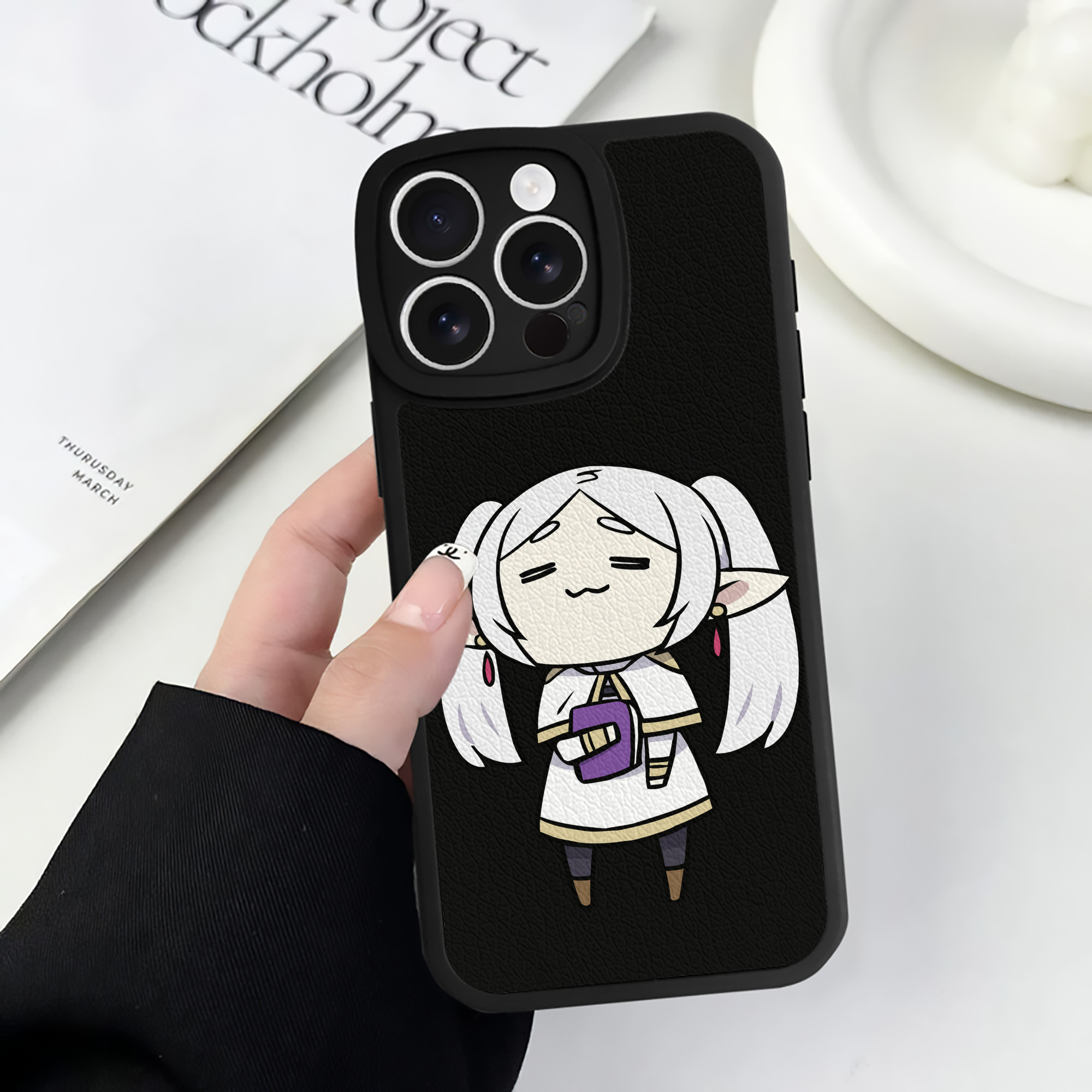 （画像用） 葬送のフリーレン Frieren 【iPhone 16シリーズ対応】シリコンスマホケース（レザー調） 材質：シリコン